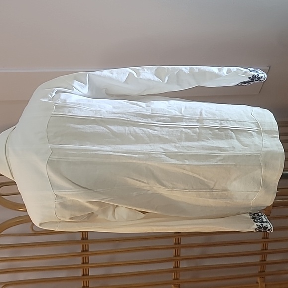 Shuudi brand Mexican linen men's vacation shirt white with navy blue embroidery - Picture 11 of 17